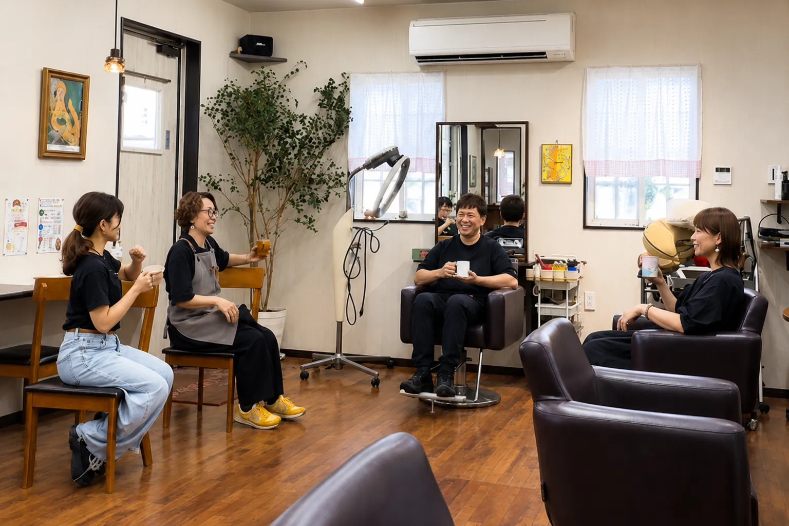 伊万里市の美容室Hair Studio JAM求人写真 サロンで休憩中のスタッフ
