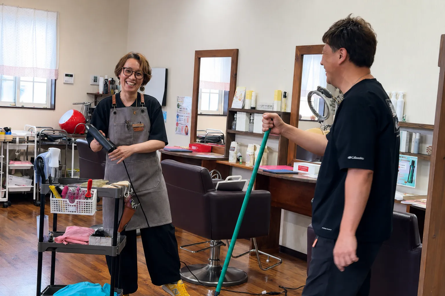 伊万里市の美容室Hair Studio JAM求人写真 笑顔で清掃するスタッフ