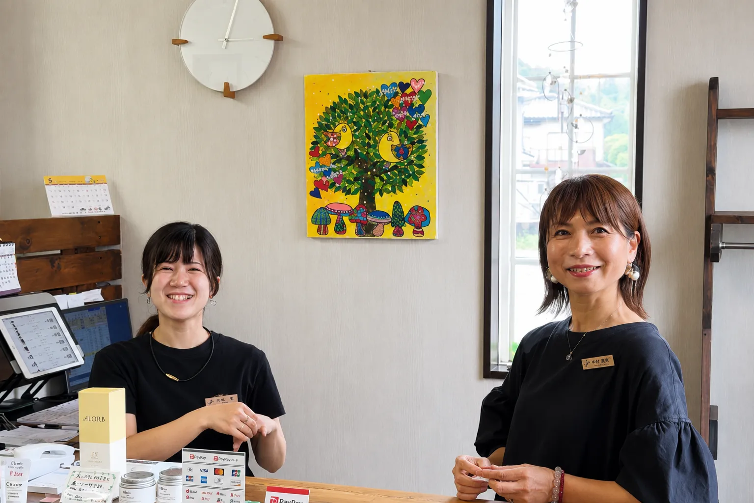 伊万里市の美容室Hair Studio JAM求人写真 受付で笑顔のスタッフ