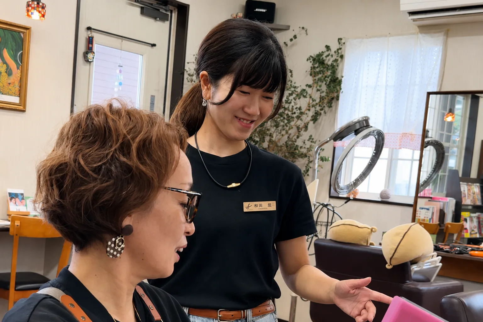 伊万里市の美容室Hair Studio JAM求人写真 スタッフ同士で相談する様子