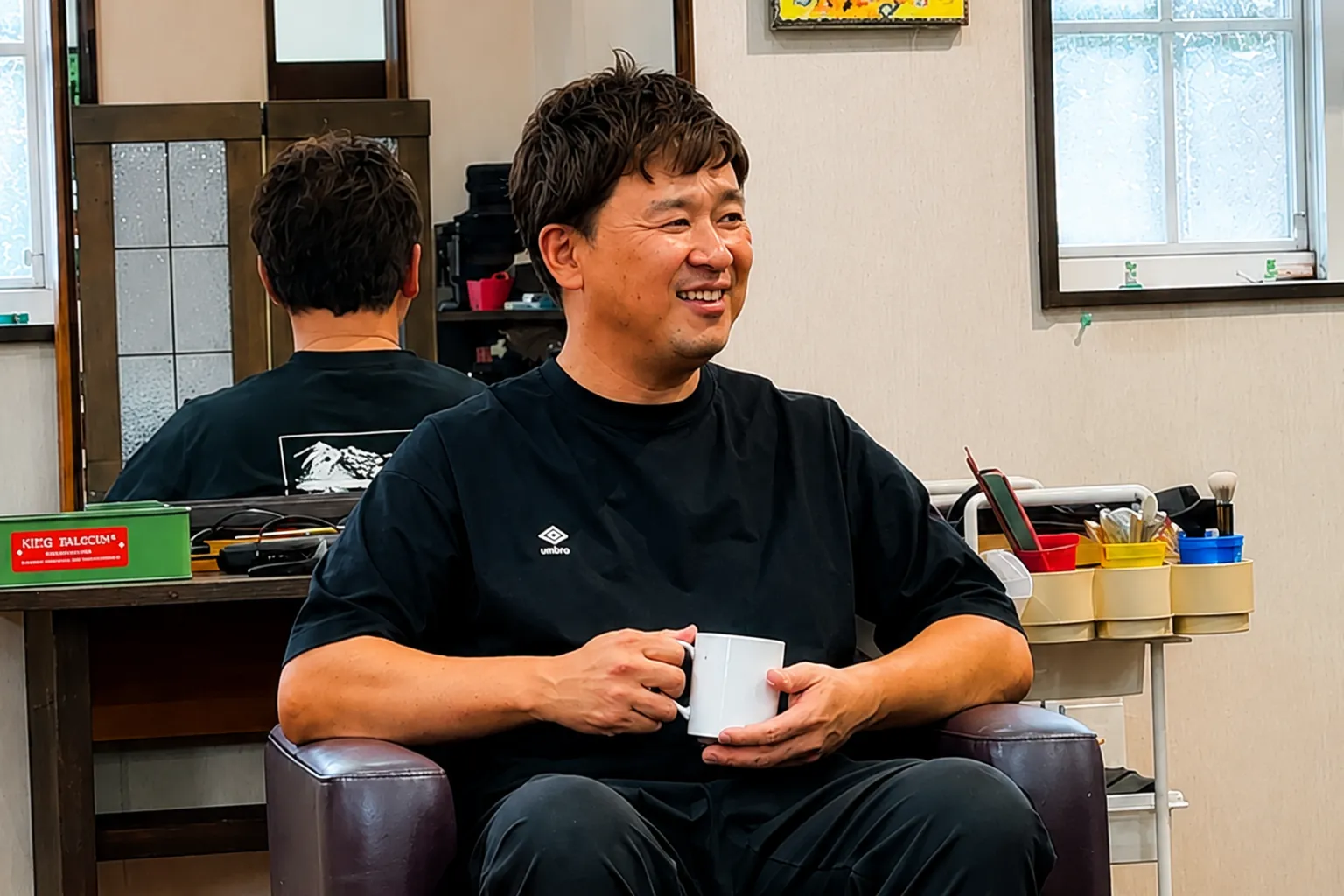 伊万里市の美容室Hair Studio JAM求人写真 リラックスして笑うオーナー