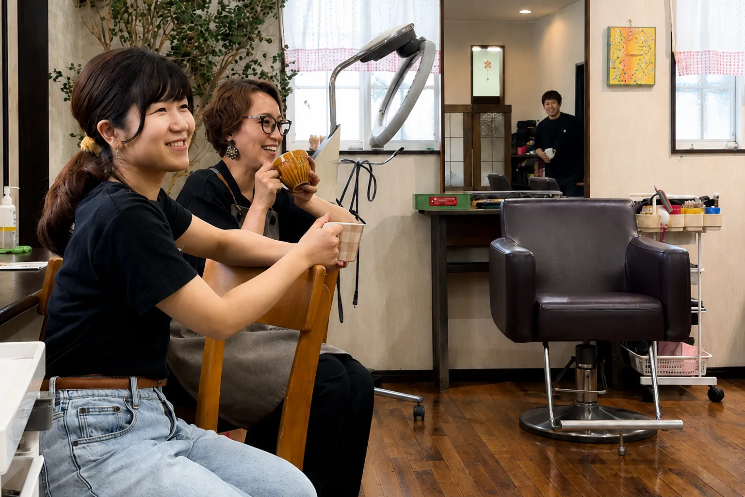 伊万里市の美容室Hair Studio JAM求人写真 サロンでくつろぐスタッフ