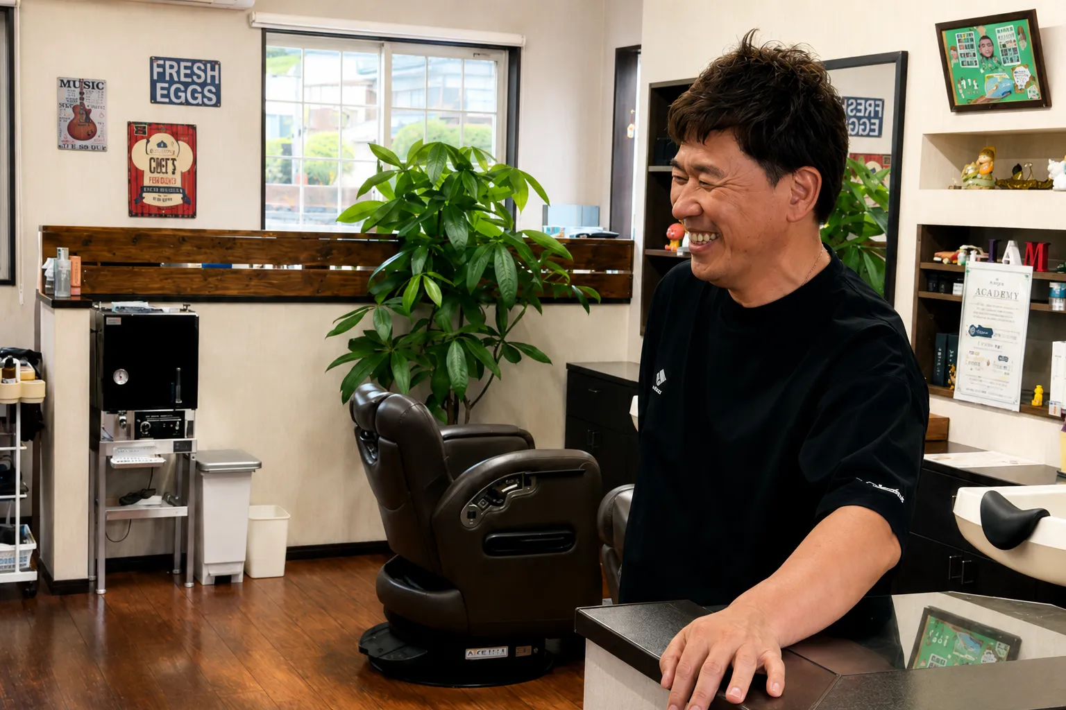 伊万里市の美容室Hair Studio JAM求人写真 サロンで笑うオーナー