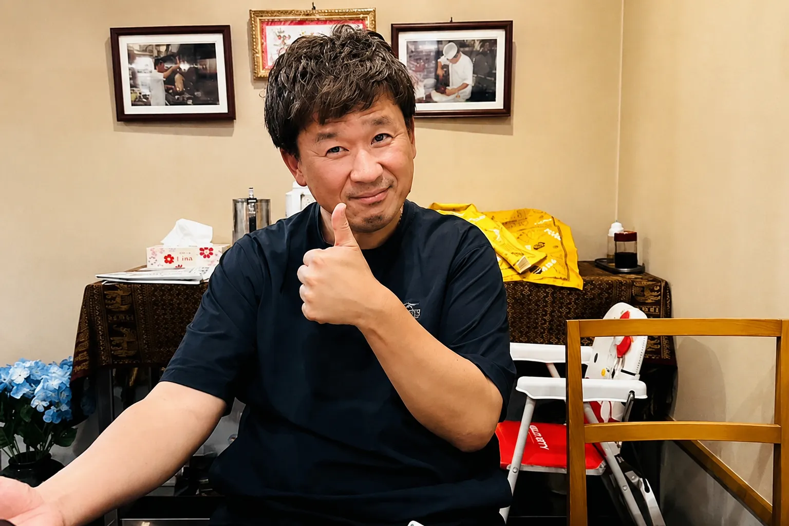伊万里市の美容室Hair Studio JAM求人写真 親しみやすいオーナーのサムズアップ