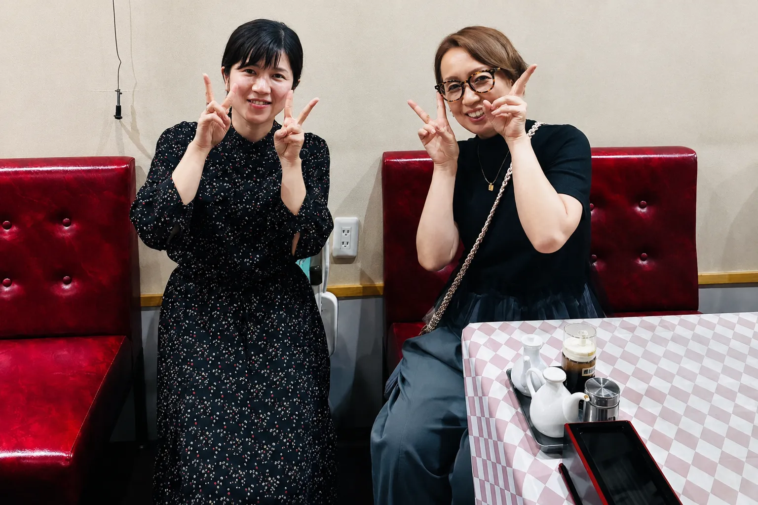 伊万里市の美容室Hair Studio JAM求人写真 食事中にピースするスタッフ