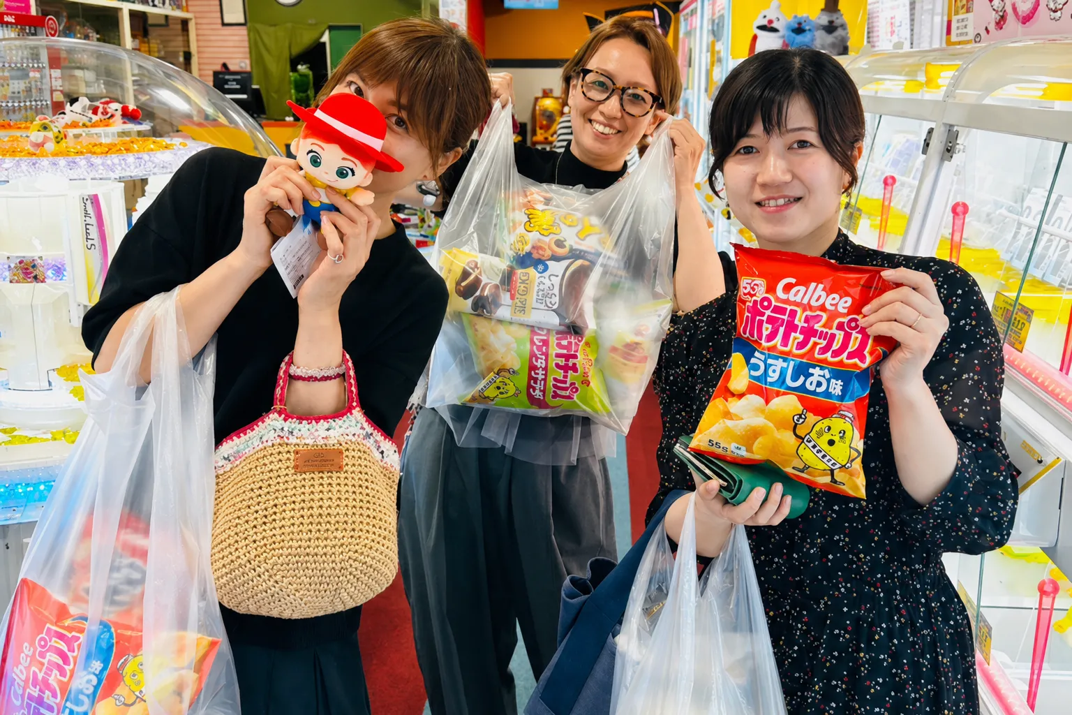 伊万里市の美容室Hair Studio JAM求人写真 スタッフで買い物を楽しむ様子