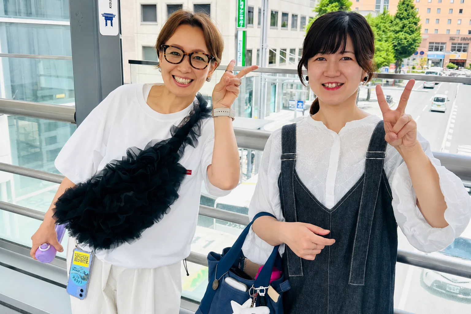 伊万里市の美容室Hair Studio JAM求人写真 スタッフ同士で笑顔のピース